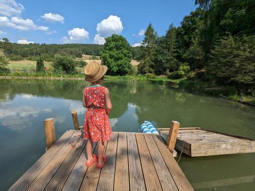 Mädchen am hofeigenen Teich