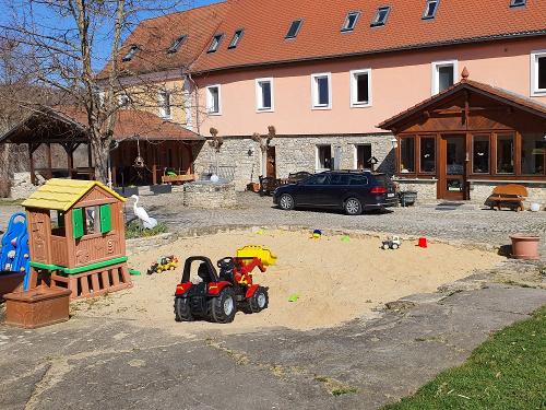 Gutshof Großheringen: Sattlerhof mit Sandspielplatz