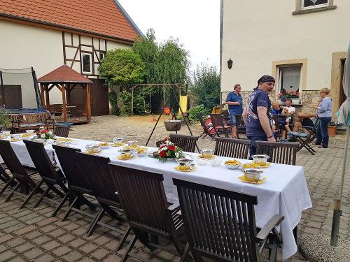 Geselliges Beisammensein auf dem Hof Rosenhahn