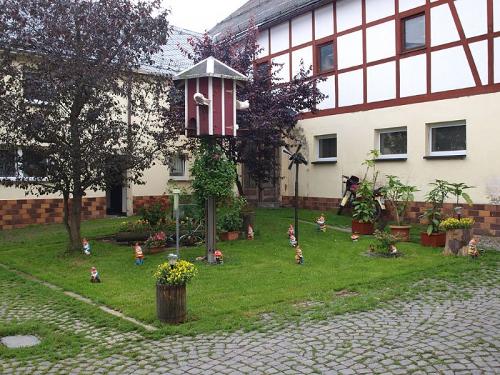 Taubenhaus mit Gartenzwergen