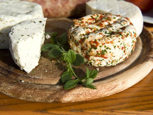 Köstliche Brotzeit in der Almstube