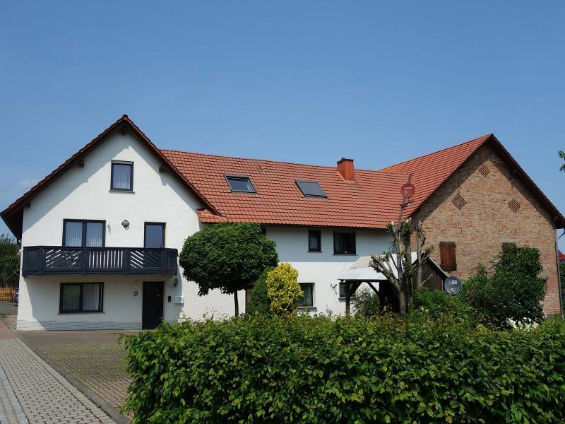 Hausansicht mit Balkon Hausansicht mit Balkon