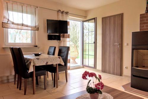 Sonnenhaus: Wohnraum mit Kaminofen