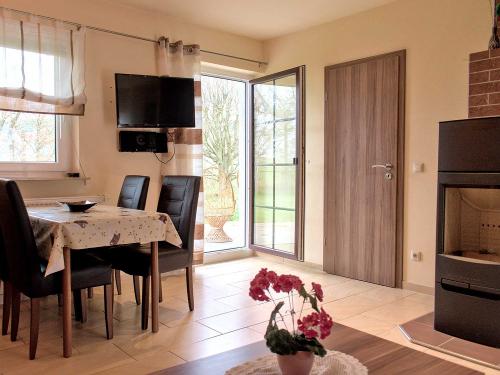 Sonnenhaus: Wohnraum mit Kaminofen