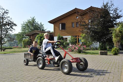 Kinder auf dem Ketcar
