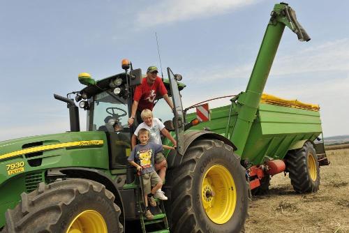 Kinder auf dem Traktor