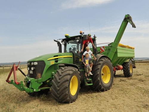 Auf dem Traktor mitfahren