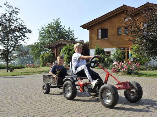 Mit dem Kettcar über den Hof düsen