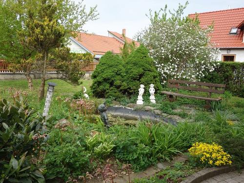 Teich mit Sitzgelegenheit an der Ferienwohnung