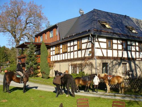 Reitwanderer am Forsthaus
