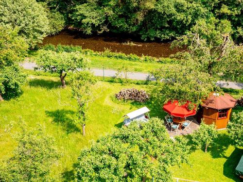 Garten mit Sitzmöglichkeiten am Bach
