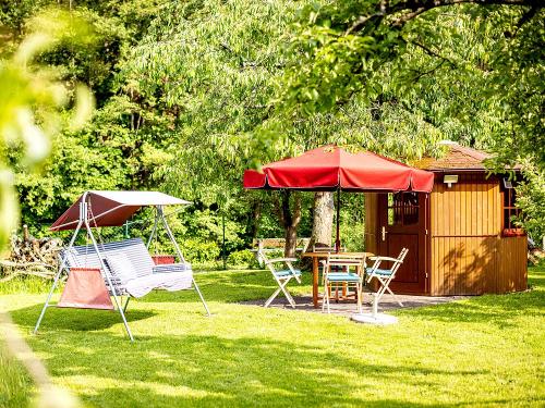 Garten mit Pavillon und Gartenmöbeln
