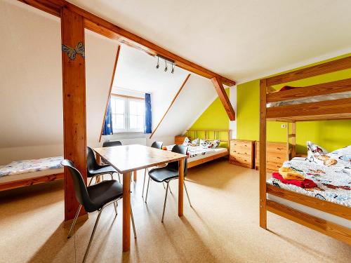 6-Bett-Zimmer mit Etagenbad