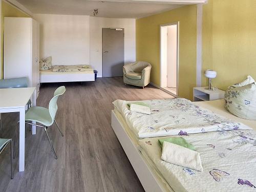 Dreibettzimmer mit Dusche & WC