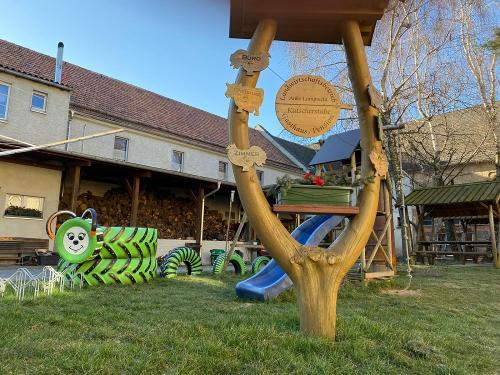 Innenhof mit kleinem Spielplatz