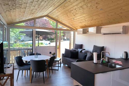 Tiny House: Wohnraum mit Küche