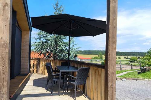 Tiny House: Terrasse mit Blick zum Reitplatz