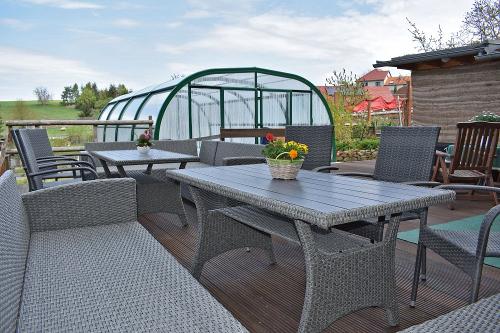 Überdachter Salzwasserpool mit Terrasse