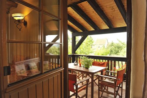Ferienwohnung 1: überdachter Balkon