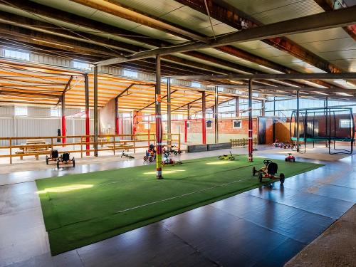 Indoor-Fahrzeuge und Spielbereich