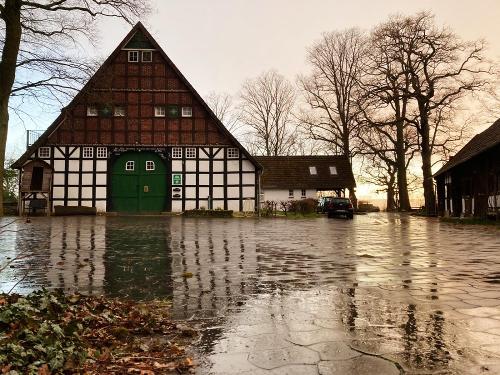 Der Rumlerhof im Herbst