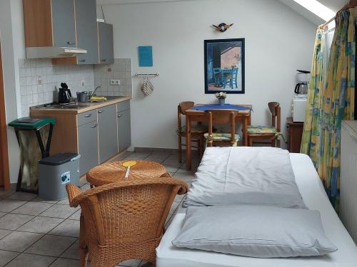 Bettsofa, Küchenzeile und Esstisch Nr 6, Spatzennest Bettsofa, Küchenzeile und Esstisch Nr 6, Spatzennest