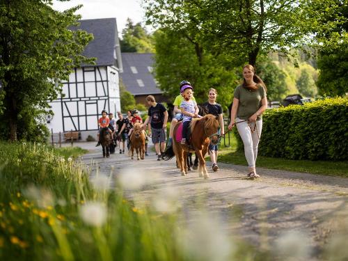 Pony reiten macht immer Spaß