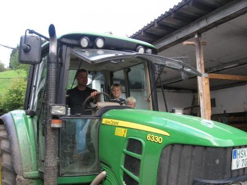 Beim Bauern auf dem Trecker