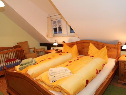Fewo Laubfrosch Schlafzimmer 2 mit Holzgitterbettchen