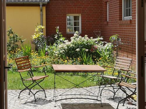 Sitzplatz im Hof vor der FeWo Bauernstübel