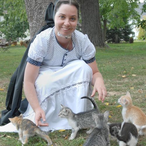 Sorbische Frau mit Kätzchen