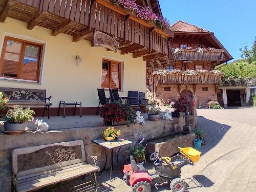 Brunnen zum Spielen und Trettraktor Brunnen zum Spielen und Trettraktor