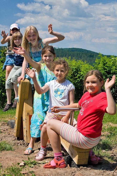Kinder auf der Wippe