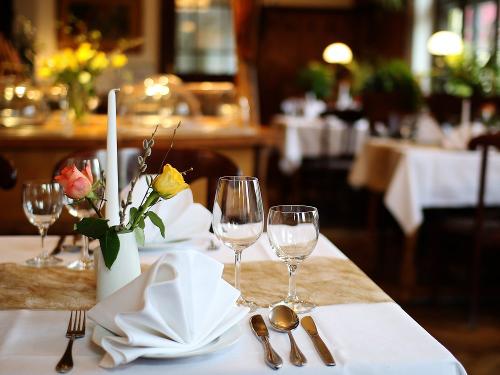Landhotel: Gedeckter Tisch im Restaurant