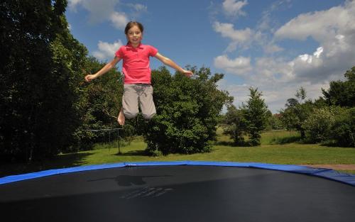 Mädchen auf dem Trampolin