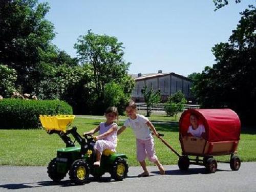 Spielende Kinder vor dem Gutshaus