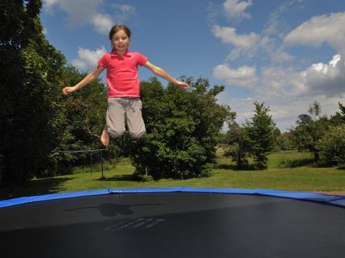 Mädchen auf dem Trampolin