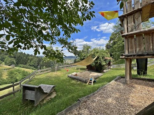 Spielplatz mit Himmelsliege und Sandkasten