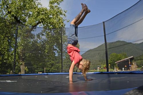 Kopfstand am Trampolin