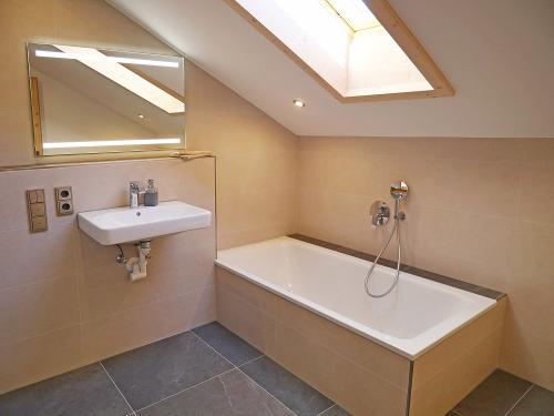 Badezimmer mit Badewanne