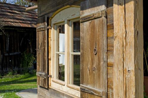 Altes Holzfenster am Freisitz