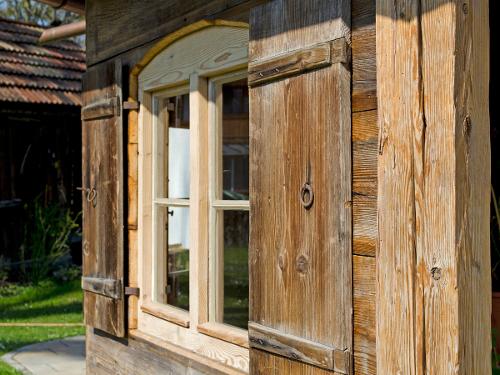 Altes Holzfenster am Freisitz Altes Holzfenster am Freisitz