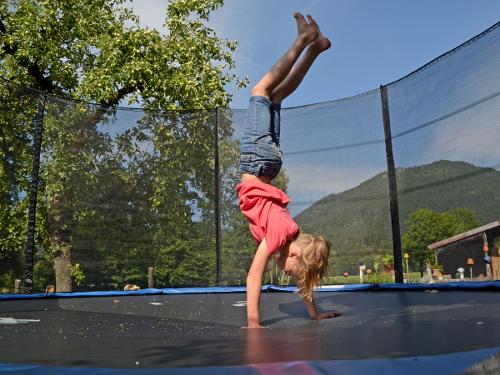 Kopfstand am Trampolin Kopfstand am Trampolin