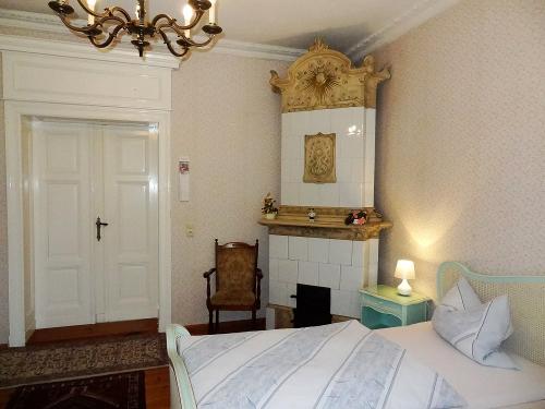 Schlafzimmer 1: Stuckzimmer