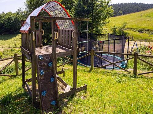 Spielplatz mit Trampolin Spielplatz mit Trampolin
