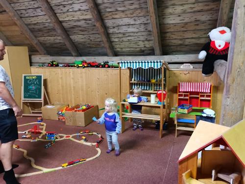 Spielscheune mit Mini Eisenbahn