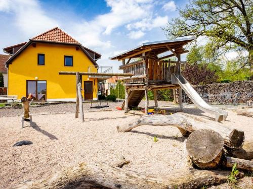Ferienhof am Biberbach: Gästehaus mit Spielplatz
