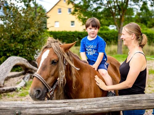 Ponyreiten auf dem Ferienhof am Biberbach