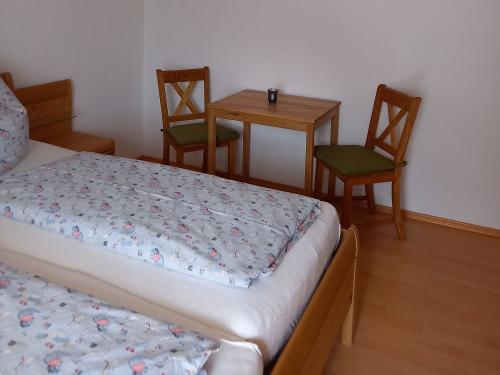 Sitzgelegenheit 1.Schlafzimmer FW Buche