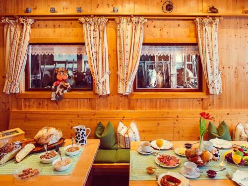 Frühstück mit Blick in den Kuhstall